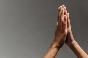 Dos manos en oración